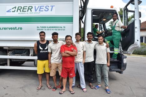 Curăţenie cu 'stranieri': De la mii de kilometri depărtare, 27 de nepalezi au venit în Oradea pentru a lucra în salubritate (FOTO)