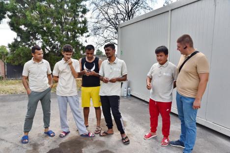 Curăţenie cu 'stranieri': De la mii de kilometri depărtare, 27 de nepalezi au venit în Oradea pentru a lucra în salubritate (FOTO)