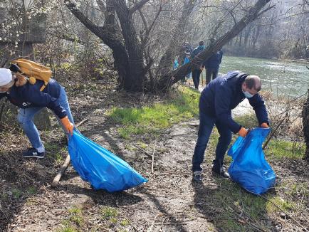 Curăţenie în râurile din Bihor, de Ziua Mondială a Apei: Peste 55 de metri cubi de gunoaie adunate (FOTO)