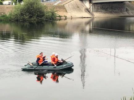 Curăţenie pe Criş: Elevi de la Liceul de Artă Oradea şi angajaţii ABA au adunat mizerii din râul Oradiei (FOTO)