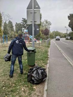 Curăţenie pe Criş: Elevi de la Liceul de Artă Oradea şi angajaţii ABA au adunat mizerii din râul Oradiei (FOTO)