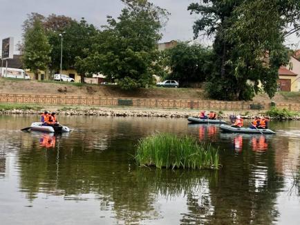 Curăţenie pe Criş: Elevi de la Liceul de Artă Oradea şi angajaţii ABA au adunat mizerii din râul Oradiei (FOTO)