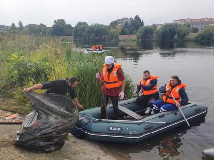 Curăţenie pe Criş: Elevi de la Liceul de Artă Oradea şi angajaţii ABA au adunat mizerii din râul Oradiei (FOTO)