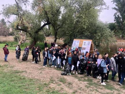 Curăţenie pe Criş: Elevi de la Liceul de Artă Oradea şi angajaţii ABA au adunat mizerii din râul Oradiei (FOTO)