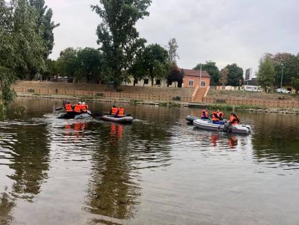 Curăţenie pe Criş: Elevi de la Liceul de Artă Oradea şi angajaţii ABA au adunat mizerii din râul Oradiei (FOTO)