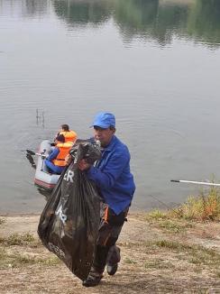 Curăţenie pe Criş: Elevi de la Liceul de Artă Oradea şi angajaţii ABA au adunat mizerii din râul Oradiei (FOTO)
