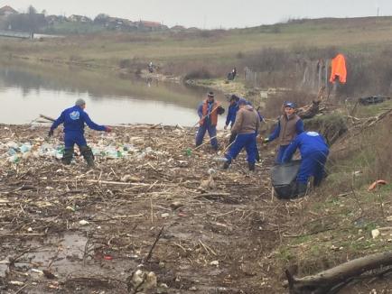 Voluntariat de Ziua Apei: Peste 120 de elevi au curăţat gunoaiele de pe malurile Barcăului (FOTO)