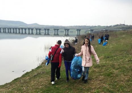 Voluntariat de Ziua Apei: Peste 120 de elevi au curăţat gunoaiele de pe malurile Barcăului (FOTO)