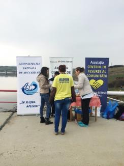 Voluntariat de Ziua Apei: Peste 120 de elevi au curăţat gunoaiele de pe malurile Barcăului (FOTO)