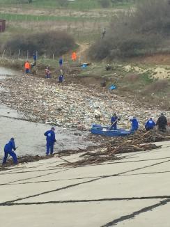 Voluntariat de Ziua Apei: Peste 120 de elevi au curăţat gunoaiele de pe malurile Barcăului (FOTO)