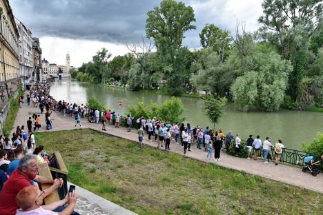 Cursa mac-mac. 4.000 de rățuște din cauciuc s-au „întrecut” pe Crișul Repede, în Oradea, încurajate de o mulțime de oameni (FOTO/VIDEO)