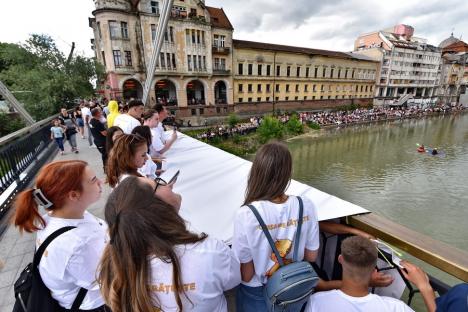 Cursa mac-mac. 4.000 de rățuște din cauciuc s-au „întrecut” pe Crișul Repede, în Oradea, încurajate de o mulțime de oameni (FOTO/VIDEO)