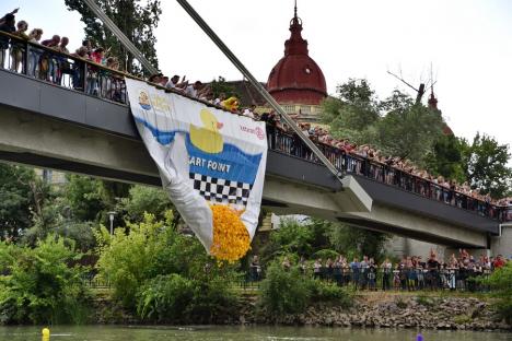 Cursa mac-mac. 4.000 de rățuște din cauciuc s-au „întrecut” pe Crișul Repede, în Oradea, încurajate de o mulțime de oameni (FOTO/VIDEO)