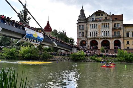 Cursa mac-mac. 4.000 de rățuște din cauciuc s-au „întrecut” pe Crișul Repede, în Oradea, încurajate de o mulțime de oameni (FOTO/VIDEO)