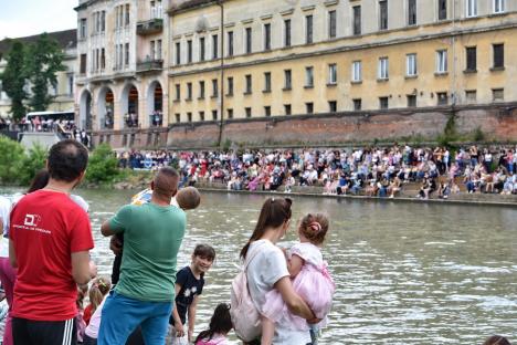 Cursa mac-mac. 4.000 de rățuște din cauciuc s-au „întrecut” pe Crișul Repede, în Oradea, încurajate de o mulțime de oameni (FOTO/VIDEO)