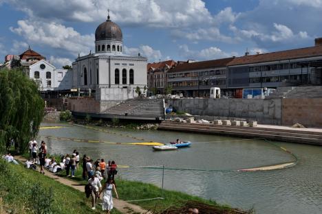 Cursa mac-mac. 4.000 de rățuște din cauciuc s-au „întrecut” pe Crișul Repede, în Oradea, încurajate de o mulțime de oameni (FOTO/VIDEO)