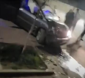 VIDEO ȘOCANT: Accident violent la Aleșd, unde o mașină care participa la o CURSĂ ILEGALĂ a lovit o alta, care circula regulamentar