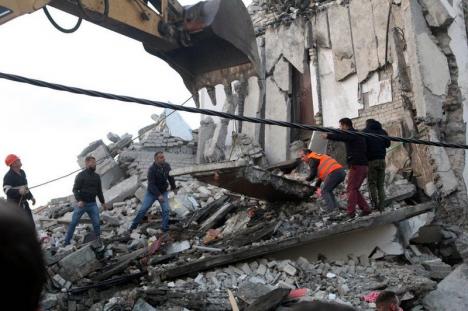 România trimite ajutoare în Albania. Cel puţin 15 morţi şi sute de răniţi în cel mai puternic cutremur din ultimii 30 de ani (FOTO)
