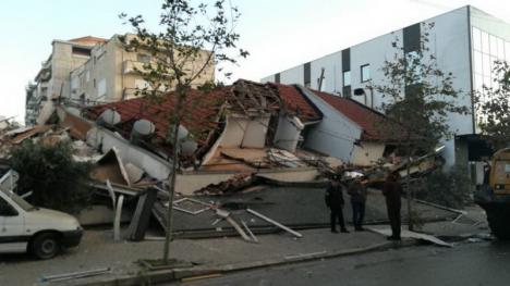România trimite ajutoare în Albania. Cel puţin 15 morţi şi sute de răniţi în cel mai puternic cutremur din ultimii 30 de ani (FOTO)
