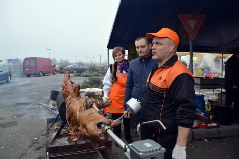 D’ale porcului: 25 de echipe din Bihor şi de dincolo de graniţă se întrec la preparat cârnaţi, caltaboşi, toroş şi jumări (FOTO/VIDEO)
