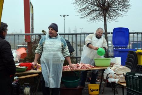 D’ale porcului: 25 de echipe din Bihor şi de dincolo de graniţă se întrec la preparat cârnaţi, caltaboşi, toroş şi jumări (FOTO/VIDEO)