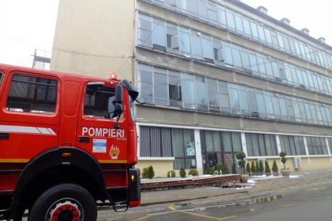 Alertă de incendiu la Oradinum! Strada Alecsandri a fost închisă pentru intervenţia pompierilor (FOTO / VIDEO)