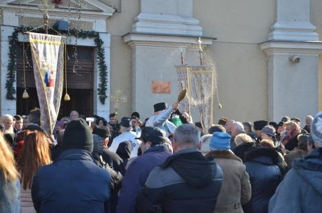Mii de credincioşi ortodocşi şi catolici din Oradea au participat la slujba de sfinţire a apelor, de Bobotează (FOTO/VIDEO)