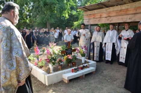 Criticat că n-a mers la înmormântare, episcopul Sofronie a oficiat parastasul părintelui Ciordaş (FOTO)