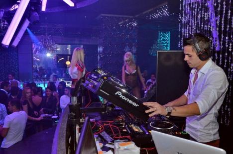 Clubul The One s-a redeschis cu DJ Rynno, animatoare sexy şi confetti. Vezi care a fost atmosfera! (FOTO)