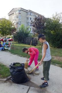 Voluntarii Provident şi picii din Dragoş Vodă au făcut un nou loc de joacă (FOTO/VIDEO)