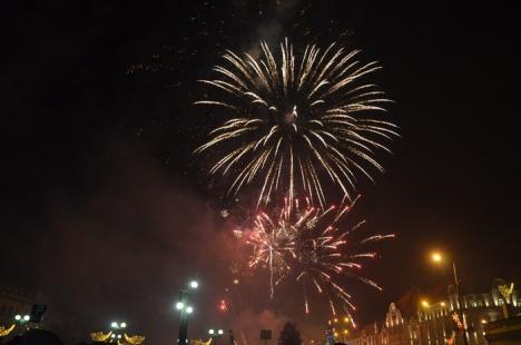 La mulţi ani, 2015! Orădenii care au înfruntat frigul în Piaţa Unirii au fost răsplătiţi cu un spectaculos foc de artificii (FOTO/VIDEO)