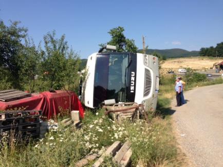 Un autocar cu 21 de elevi s-a răsturnat pe Piatra Craiului! Maşina a rămas fără frâne, în coborâre (FOTO)
