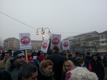 Sute de oameni, la protestul anti gaze de şist de la Sânmartin: "Jos prefectul!" (FOTO / VIDEO)