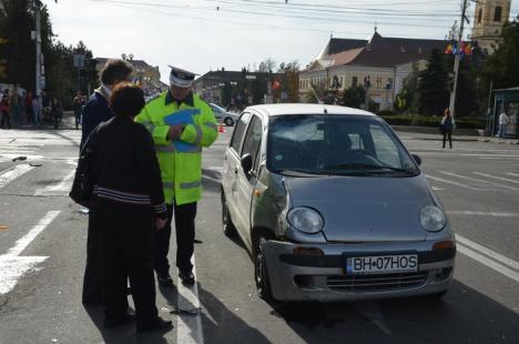 Accident în centru: Un motociclist a intrat din plin într-un Matiz care a trecut pe galben (FOTO)