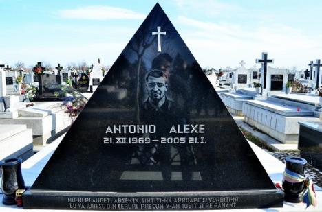 Baschetbaliştii au depus coroane şi lumânări la mormântul lui Antonio Alexe (FOTO)