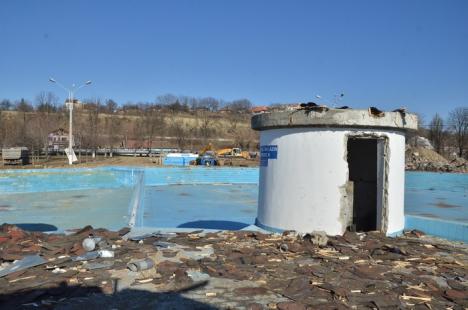 Întâi se sparge! Constructorii demolează bazinele din ştrandul municipal pentru a face loc viitorului aquapark (FOTO)