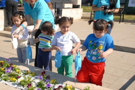 Dealul panseluţelor: Sute de flori plantate de copii lângă fântâna Companiei de Apă (FOTO)