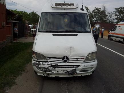 Accident cu 5 victime la Tileagd. Un microbuz plin cu turişti s-a izbit de un Volkswagen Sharan (FOTO)