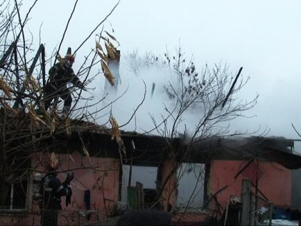 Două femei moarte şi un bărbat ars, în urma unui incendiu în Şişterea (FOTO)