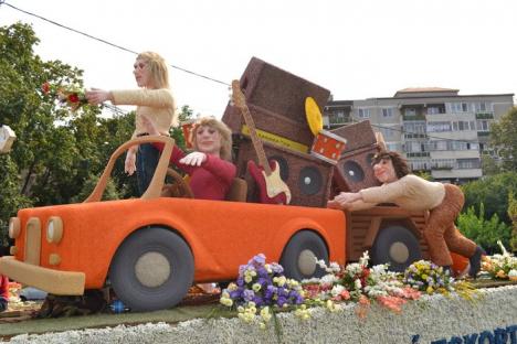 Caravana Florilor a făcut senzaţie prin oraş cu patru amazoane şi show de dans în mers (FOTO/VIDEO)