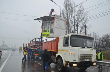 Curăţenie spre vama Borş: AIO ridică chioşcurile amplasate ilegal pe marginea drumului (FOTO)