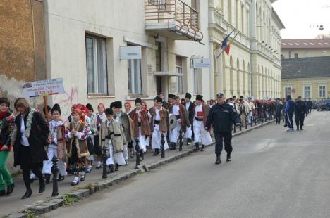 "Asta-i datina străveche": Aproape 400 de copii au făcut parada costumelor populare, colindând prin oraş (FOTO)
