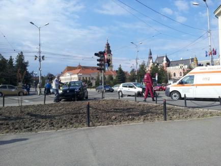 Accident în centru: Şoferiţa unui Renault a intrat pe interzis şi a izbit un Golf