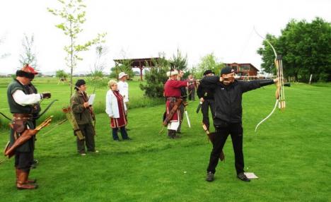 Întreceri reuşite la Campionatul Judeţean de tir cu arcul, ţinut pe un teren de... golf (FOTO)