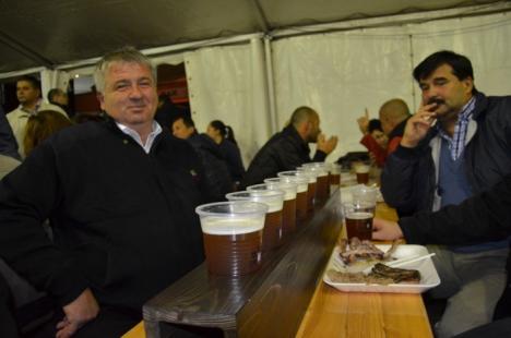Amatorii de tărie şi bere, în sărbătoare: Sute de orădeni, la Târgul pălincarilor şi la Oktoberfest (FOTO)