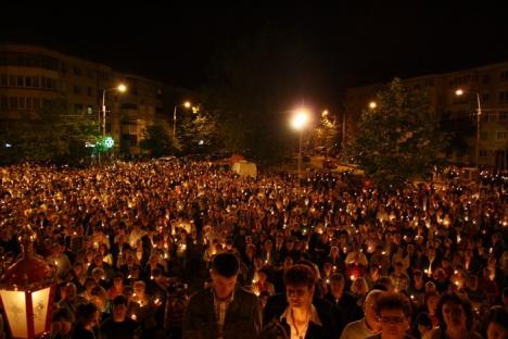 Hristos a Înviat! Sute de orădeni au mers să ia lumină la bisericile din centru (FOTO)