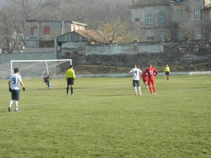Două cartonaşe roşii: FC Bihor a pierdut jocul din deplasare de la UTA (FOTO)