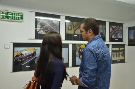 Sala plină de curioşi să vadă vernisajul expoziţiei "Impresii din China" a fotografilor Ovi D. Pop şi Ştefan Tóth (FOTO)