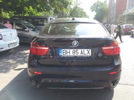 Şmecher cu bolid: şi-a parcat BMW-ul de-a curmezişul şi a blocat alte două maşini (FOTO)