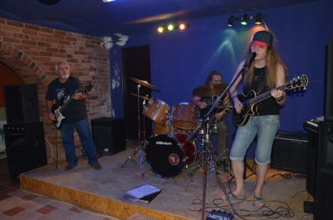 Fortăreaţa rockului: Chitaristul Vivi Repciuc îşi deschide un local dedicat fanilor rockului (FOTO)